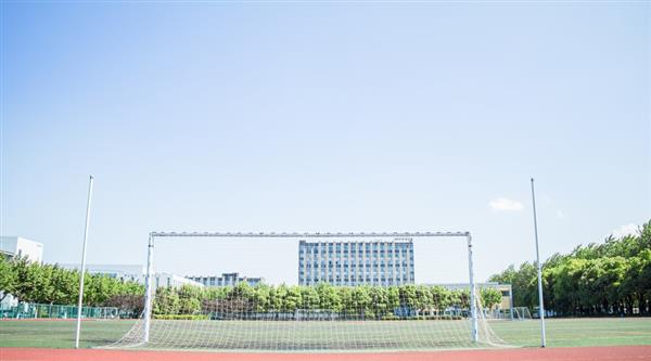 山東化工學(xué)校有哪些專業(yè)？近期有很多學(xué)生家長(zhǎng)前來(lái)報(bào)名咨詢小編，想要了解山東化工學(xué)校專業(yè)設(shè)置情況，為報(bào)考做好充分準(zhǔn)備。那么山東化工學(xué)校到底開(kāi)設(shè)了那些專業(yè)呢？相信你已經(jīng)迫不及待地想要了解了吧！今天小編就為大家介紹一下山東化工學(xué)校專業(yè)情況了！     山東化工學(xué)校專業(yè)設(shè)置情況以及所獲證書(shū)  專業(yè)方向：石油煉制 ※所獲職業(yè)資格證書(shū)：化工總控工（高級(jí)工、技師）　燃料油生產(chǎn)工（高級(jí)工、技師）  專業(yè)方向：化工工藝 ※所獲職業(yè)資格證書(shū)：化工總控工（高級(jí)工、技師）  專業(yè)方向：精細(xì)化工 ※培養(yǎng)目標(biāo)及就業(yè)方向：掌握有機(jī)化工產(chǎn)品合成基礎(chǔ)知識(shí)，具備生產(chǎn)裝置運(yùn)行與控制、現(xiàn)場(chǎng)技術(shù)管理的職業(yè)技能，在醫(yī)藥、農(nóng)藥、染料、涂料等領(lǐng)域從事生產(chǎn)工藝操作及控制、產(chǎn)品質(zhì)量監(jiān)控、精細(xì)化工產(chǎn)品研發(fā)等工作的高素質(zhì)技能型專門人才  專業(yè)方向：煤化工 ※所獲職業(yè)資格證書(shū)：化工總控工（高級(jí)工、技師）  專業(yè)方向：化學(xué)制藥 ※所獲職業(yè)資格證書(shū)：化工總控工（高級(jí)工、技師）  專業(yè)方向：化工機(jī)械維修 ※所獲職業(yè)資格證書(shū)：化工檢修鉗工（高級(jí)工、技師）  專業(yè)方向：機(jī)電設(shè)備安裝與維修 ※所獲職業(yè)資格證書(shū)：維修電工（高級(jí)工、技師）  專業(yè)方向：工業(yè)機(jī)器人應(yīng)用與維護(hù) ※所獲職業(yè)資格證書(shū)：維修電工（高級(jí)工、技師）  專業(yè)方向：焊接機(jī)器人應(yīng)用與維護(hù) ※所獲職業(yè)資格證書(shū)：化工檢修焊工（高級(jí)工、技師）維修電工（高級(jí)工、技師）  專業(yè)方向：無(wú)人機(jī)操控技術(shù) ※所獲職業(yè)資格證書(shū)：民 用 無(wú) 人 駕 駛 航 空 器 系 統(tǒng) 駕 駛 員 合 格 證（AOPA）  專業(yè)方向：數(shù)控加工 ※所獲職業(yè)資格證書(shū)：數(shù)控車工（高級(jí)工、技師）  專業(yè)方向：化工儀表及自動(dòng)化 ※所獲職業(yè)資格證書(shū)：化工儀表維修工（高級(jí)工、技師）  專業(yè)方向：電氣自動(dòng)化設(shè)備安裝與維護(hù) ※所獲職業(yè)資格證書(shū)：維修電工（高級(jí)工、技師）  專業(yè)方向：計(jì)算機(jī)網(wǎng)絡(luò)應(yīng)用 ※所獲職業(yè)資格證書(shū)：計(jì)算機(jī)網(wǎng)絡(luò)管理員（高級(jí)工）、計(jì)算機(jī)網(wǎng)絡(luò)管理員(技師)  專業(yè)方向：工業(yè)分析與檢驗(yàn) ※所獲職業(yè)資格證書(shū)：化學(xué)檢驗(yàn)工（高級(jí)工、技師）  專業(yè)方向：計(jì)算機(jī)應(yīng)用與維修 ※所獲職業(yè)資格證書(shū)：電子計(jì)算機(jī)維修工（高級(jí)工）、電子計(jì)算機(jī)維修工（技師）  專業(yè)方向：市場(chǎng)營(yíng)銷 ※所獲職業(yè)資格證書(shū)：營(yíng)銷師（高級(jí)工）  專業(yè)方向：環(huán)境保護(hù)與檢測(cè) ※所獲職業(yè)資格證書(shū)：化學(xué)檢驗(yàn)工（高級(jí)工、技師）  專業(yè)方向：工業(yè)自動(dòng)化儀器儀表裝配與檢修 ※所獲職業(yè)資格證書(shū)：工 業(yè) 自 動(dòng) 化 儀 器 儀 表 與 裝 置 裝 配 工 （ 高 級(jí)工）、工業(yè)自動(dòng)化儀器儀表與裝置裝配工（技師）  專業(yè)方向：電子商務(wù) ※所獲職業(yè)資格證書(shū)：助理電子商務(wù)師、電子商務(wù)運(yùn)營(yíng)專才認(rèn)證  專業(yè)方向：物流管理 ※所獲職業(yè)資格證書(shū)：助理物流師  專業(yè)方向：汽車檢測(cè)與維修 ※所獲職業(yè)資格證書(shū)：汽車修理工（高級(jí)工）  專業(yè)方向：汽車技術(shù)服務(wù)與營(yíng)銷 ※所獲職業(yè)資格證書(shū)：汽車修理工（高級(jí)工）  專業(yè)方向：幼兒教育 所獲職業(yè)資格證書(shū)：國(guó)家三級(jí)（高級(jí)技能）職業(yè)資格證、普通話等級(jí)證書(shū)、函授學(xué)前教育?？茖W(xué)歷、幼兒教師資格證   看了山東化工學(xué)校專業(yè)設(shè)置情況，你都看清楚了嗎？有沒(méi)有你喜歡的專業(yè)呢？有就快來(lái)山東化工學(xué)校報(bào)名吧！