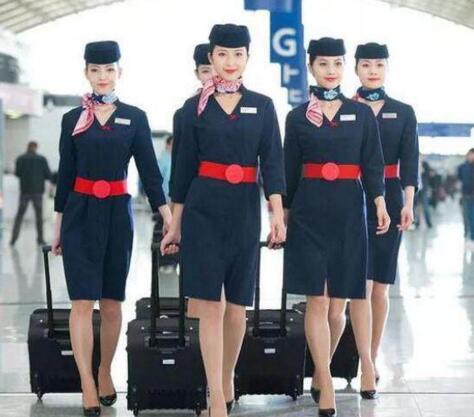 空姐上下飛機(jī)為什么要拉著箱子？廊坊空乘學(xué)校為你解答