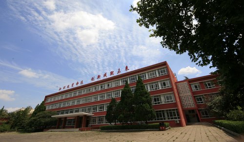 中國洛陽一拖技師學院現(xiàn)在還能報名嗎？