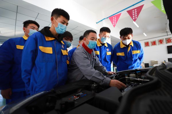 玉田職教中心汽車運(yùn)用與維修專業(yè)實訓(xùn)課堂