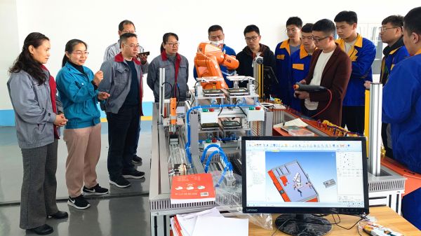 玉田職教中心校企生同堂開展工業(yè)機(jī)器人實訓(xùn)教學(xué)