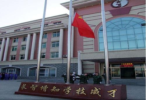 保定新興工業(yè)技工學(xué)校是全日制學(xué)校嗎？學(xué)校提供住宿嗎？